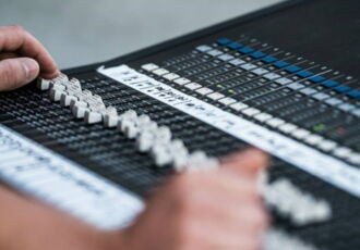 Ob musi­kalische Darbietung oder multimediale Präsentation – wenn unsere erfahrenen Techniker den Ton fahren, wird Ihr Event hörbar zum Genuss.